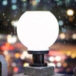 Lampe solaire en acier Inoxydable en forme de boule présentée allumée