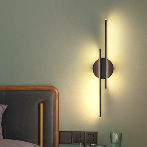 Lampe murale LED moderne nordique instalée dans une chambre près d'un lit