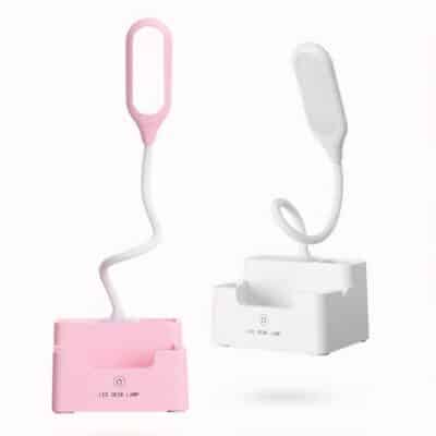 Deux lampes de bureau avec réservoir dans le socle, tige flexible. Une rose allumée à gauche et une blanche à droite, sur fond blanc.