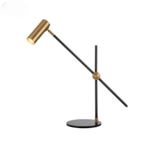 Lampe de bureau noire et bronze, avec un socle rond, un bras fixe et croisé par un autre bras fixe, au bout un abat-jour en forme de cylindre couleur bronze. Elle est allumée. Sur un fond blanc