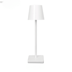 Lampe de lecture blanche avec un socle carré et un abat-jour classique, en une seule pièce sur fond blanc.