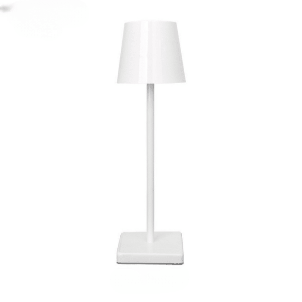 Lampe de lecture blanche avec un socle carré et un abat-jour classique, en une seule pièce sur fond blanc.