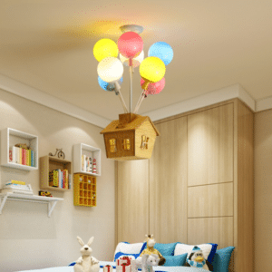 Lampe plafond enfant suspendue LED maison et ballons présentée dans une chambre d'enfant