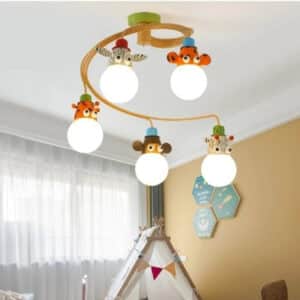 Lampe enfant plafonnier spirale plusieurs têtes d'animaux présenté dans la chambre d'un enfant