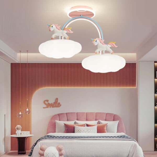 Lampe enfant plafonnier licorne 3 niveaux de lumière présenté dans une chambre de fille