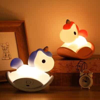 Lampe licorne veilleuse pour enfant avec capteur tactile présentée en bleu et en rose