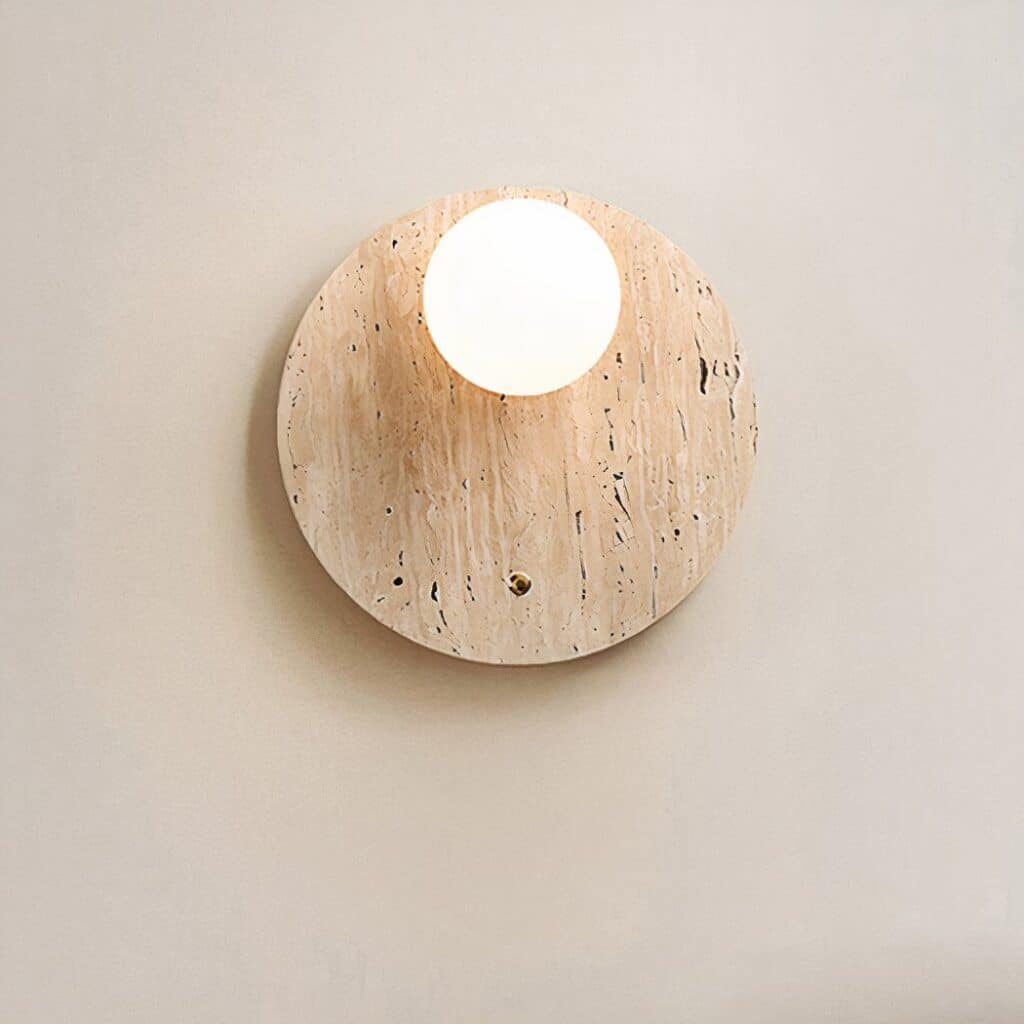 Lampe murale ronde design épuré présenté sur un mur beige