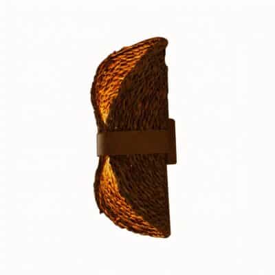 Lampe murale tressée vintage présentée sur fond blanc