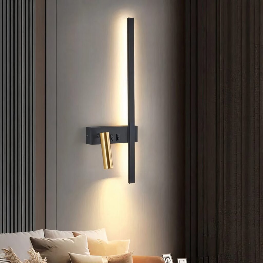Lampe murale LED design épuré avec tête de lecture pivotante présentée allumée