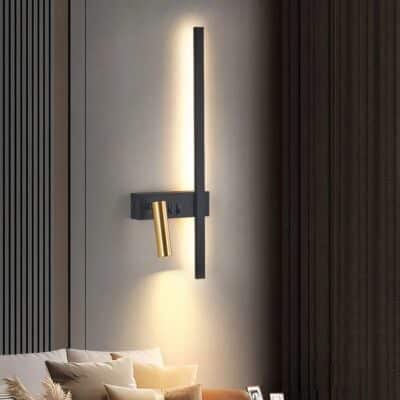 Lampe murale LED design épuré avec tête de lecture pivotante présentée allumée