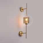 Lampe murale en verre design épuré présentée installée et allumée sur un mur