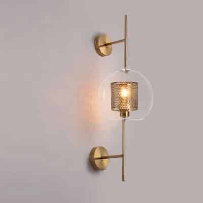 Lampe murale en verre design épuré présentée installée et allumée sur un mur
