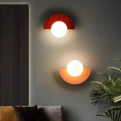 Lampe murale design nordique colorée avec un côté noir présenté en rouge et orange