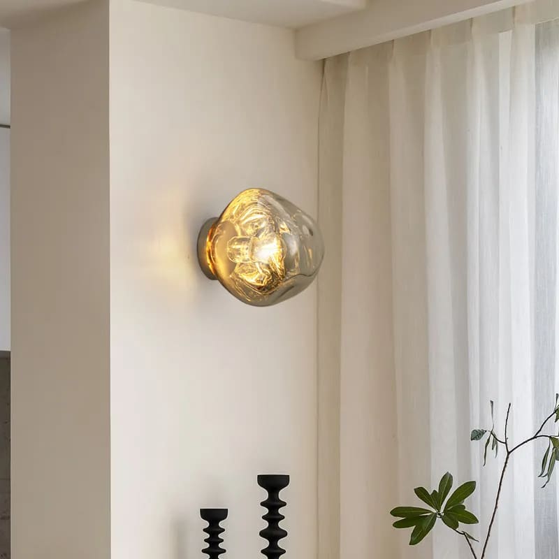 Lampe murale en verre soufflé design simple présentée sur un mur beige
