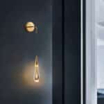 Lampe murale dorée élégante au style luxueux allumée dans une pièce
