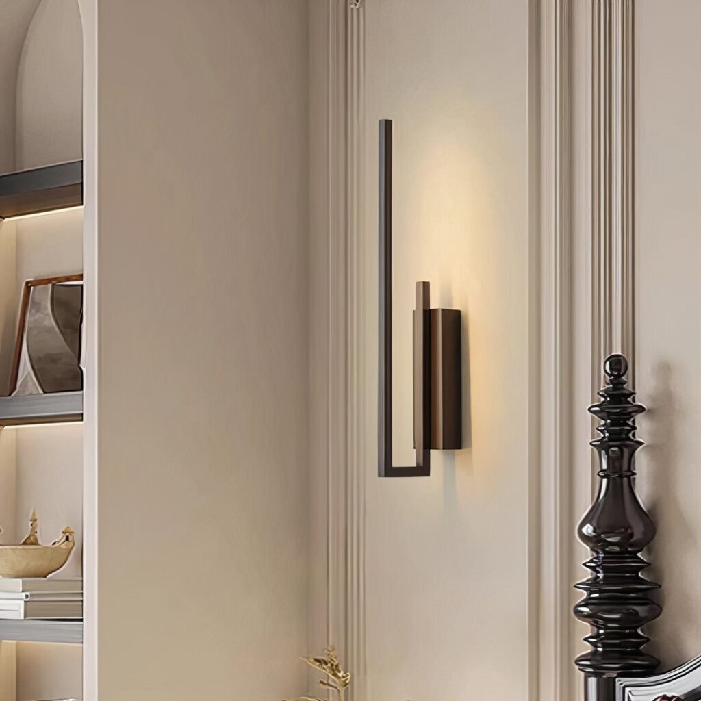 Lampe murale noire chic et raffinée allumée dans un intérieur