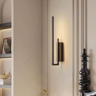 Lampe murale noire chic et raffinée allumée dans un intérieur