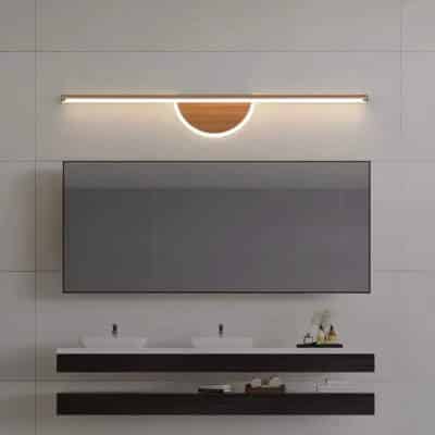 Lampe salle de bain LED au design nordique et minimaliste allumée au-dessus d'un miroir dans une salle de bain