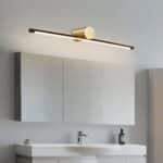 Lampe salle de bain noire chic et raffinée allumée dans une salle de bain