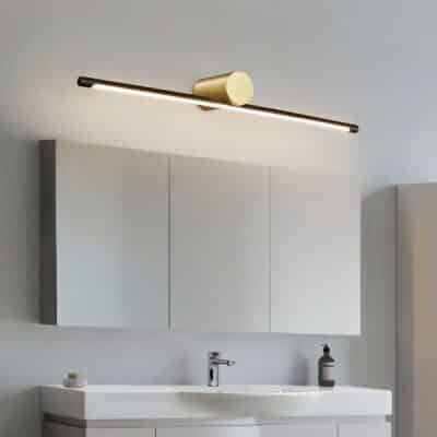 Lampe salle de bain noire chic et raffinée allumée dans une salle de bain