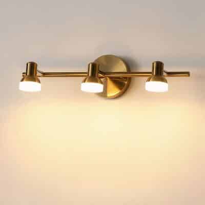 Lampe salle de bain pratique et moderne en métal allumée