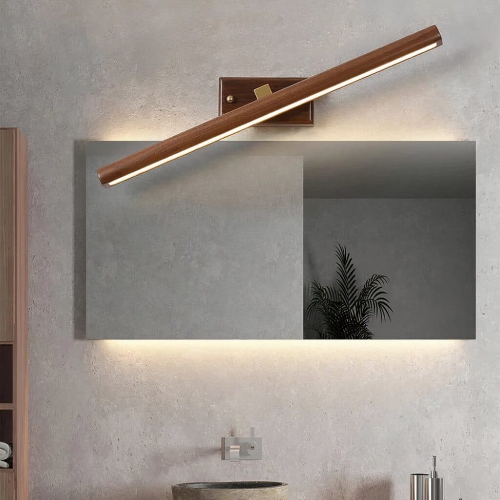 Lampe salle de bain pratique et rotative en bois allumée au-dessus d'un miroir dans une salle de bain