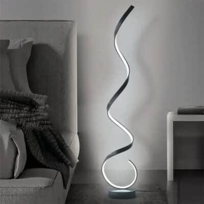 Lampe de salon design en forme de spirale allumée dans une chambre