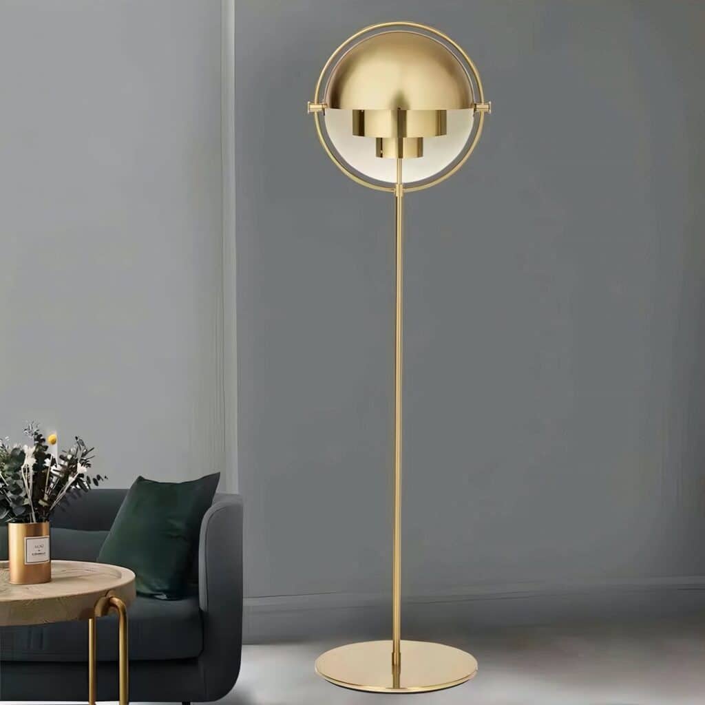 Lampe de salon dorée au design créatif et innovant allumée dans un salon