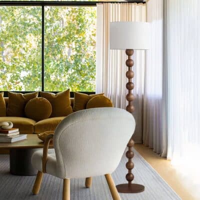 Lampe de salon élégante et vintage en bois allumée dans un salon