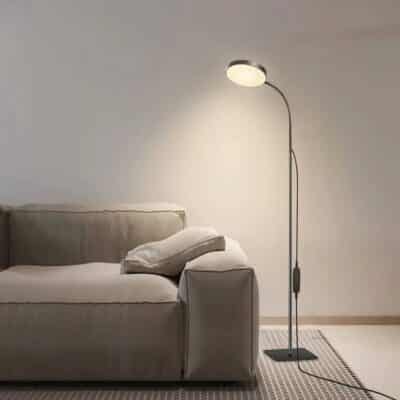 Lampe de salon réglable et puissante allumée dans un salon