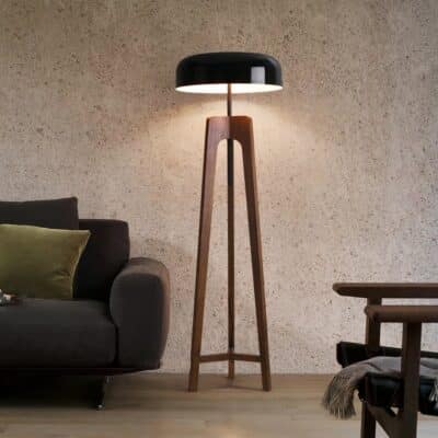 Lampe trepied chic et élégante en bois allumée dans un salon