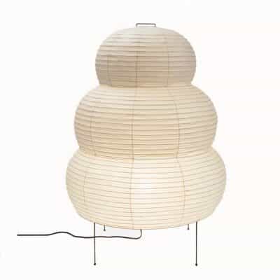 Lampe trepied élégante au design japonais sur fond blanc