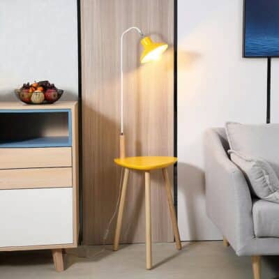 Lampe trepied jaune pratique et polyvalente allumée dans un salon