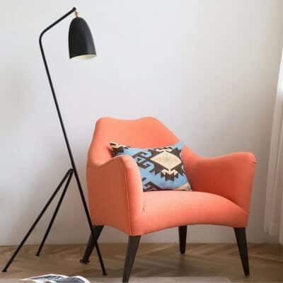 Lampe trepied noire moderne au style nordique dans un salon