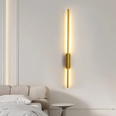 Lampe murale dorée au design luxueux sur fond gris