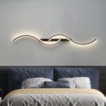 Lampe murale moderne au design courbé sur le mur d'une chambre