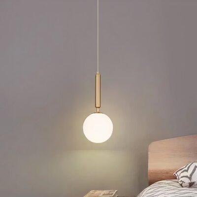 Lampe plafond dorée au design de boule sur fond gris