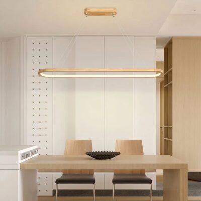 Lampe plafond moderne en bois au-dessus d'une table