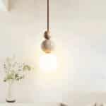 Lampe plafond nordique et naturelle sur fond beige