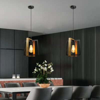 Lampe plafond rétro de style américain au-dessus d'une table