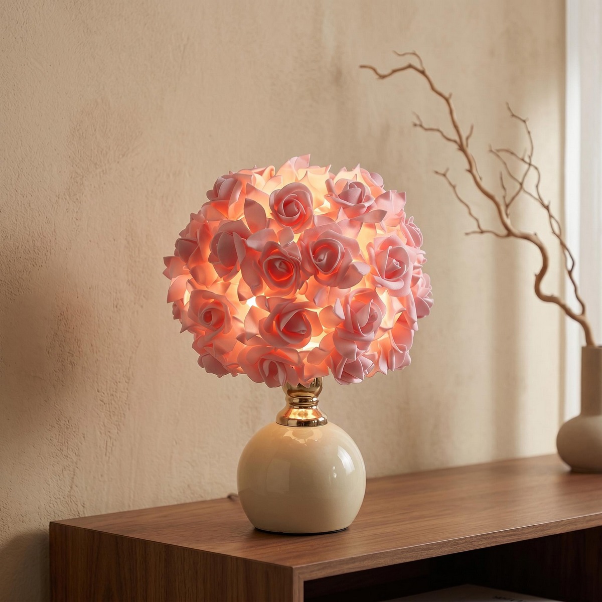 Une lampe fleur roses avec socle laqué effet céramique , posée sur une table de chevet dans une chambre douce et lumineuse.