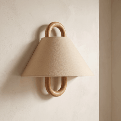 Une applique murale Japandi en bois et tissu beige rétro avec abat-jour beige en forme de cône et support en bois, fixée sur un mur clair.